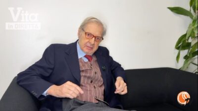 Vittorio Sgarbi annuncia le nozze con Sabrina Colle: “Porta armonia e stabilità nella mia vita”