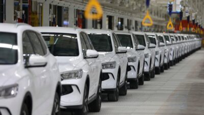 Auto elettriche, BYD in testa e Tesla in calo: la geopolitica ridisegna il futuro dell’industria