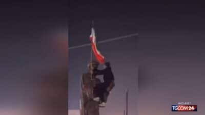 Iran, proteste continue. Reza Pahlavi alza il popolo: “Combattete e conquistate le città!”