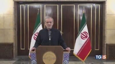 Iran, Stati Uniti avvicinano la portaerei Lincoln al Medioriente, Trump: “Non vi dirò cosa farò”