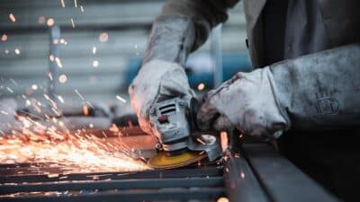 Ue rischia un’altra crisi industriale per l’alluminio bloccato tra crisi Iran e Stretto di Hormuz