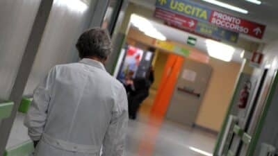 Sanità bocciata dal 53% degli italiani, il sondaggio: “69% rinuncia alle cure per colpa dei tempi d’attesa”