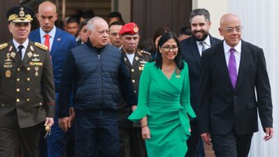 Venezuela nel caos, lo “show” di Maduro e lo scontro tra Machado e la presidente ad interim
