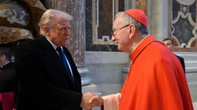 Trump sotto attacco dai fedelissimi del Papa: “Parla di moralità, ma le sue politiche sono l’opposto”