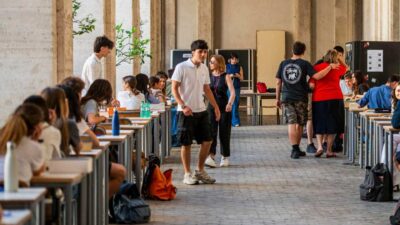 Maturità 2026, a La Spezia sorpreso uno studente con il cellulare: è stato bocciato