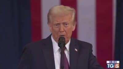 Trump, discorso sullo stato dell’unione: “Viviamo l’età dell’oro i dazi sostituiranno tasse sul reddito”