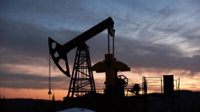 Il G7 accetta di rilasciare le scorte di petrolio: la misura contro il caro del carburante e dell’energia