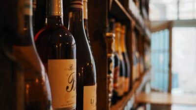 Vino più salutare della birra: berne moderate quantità ogni giorno protegge da malattie cardiovascolari