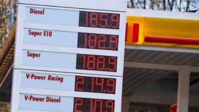 Benzina, petrolio e speculazione: cosa c’è (veramente) dietro al falso meme sui costi del carburante