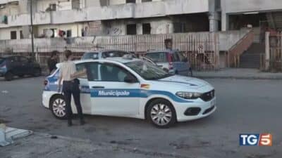14enne accoltellato a Napoli nei bagni di scuola: due minorenni denunciati