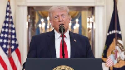 Trump riaccende la guerra commerciale con l’UE: “Dazi al 25% sulle auto, non ha rispettato gli accordi”