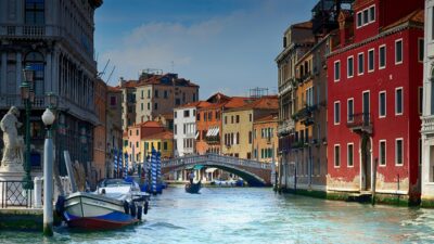 “Venezia rischia di affondare nei prossimi secoli”, ipotesi choc di uno studio: bisogna spostarla