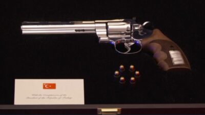 Vertice NATO, è polemica sul regalo di Erdogan: ai leader dell’Alleanza un revolver e sei proiettili