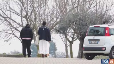 Famiglia nel bosco, uno dei tre figli continua a mordersi le mani “Sintomo di un profondo disagio”