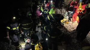 Le operazioni di soccorso delle speleologo bloccato in Sardegna