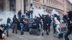 Scontri a Milano nella manifestazione sul carovita